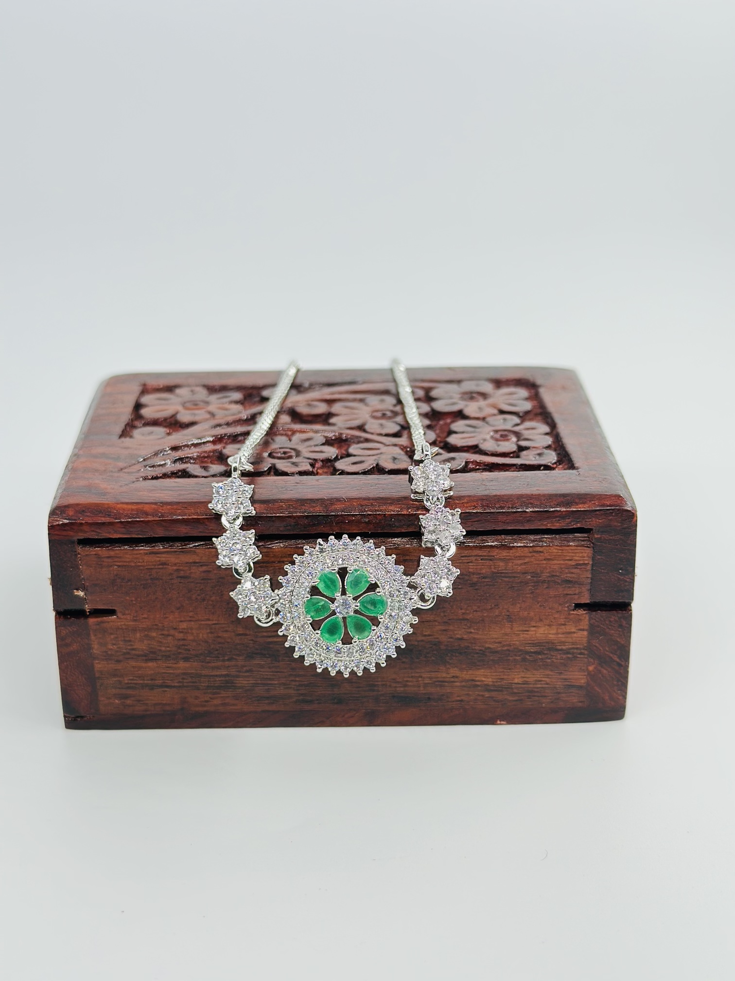 Green & White Stone Floral Bolo Bracelet - Image 4