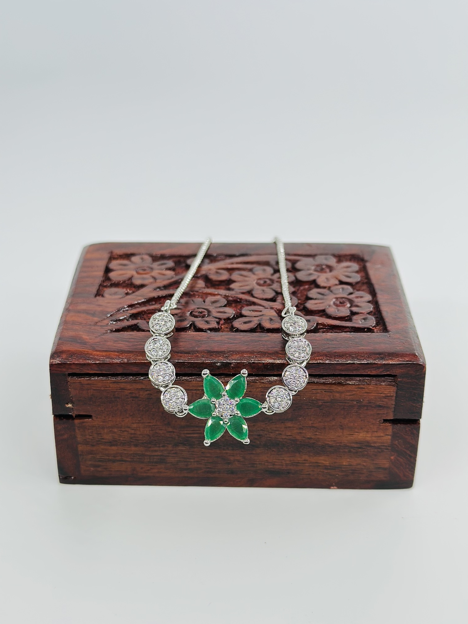 Green Stone Flower Bolo Bracelet (Dark)
