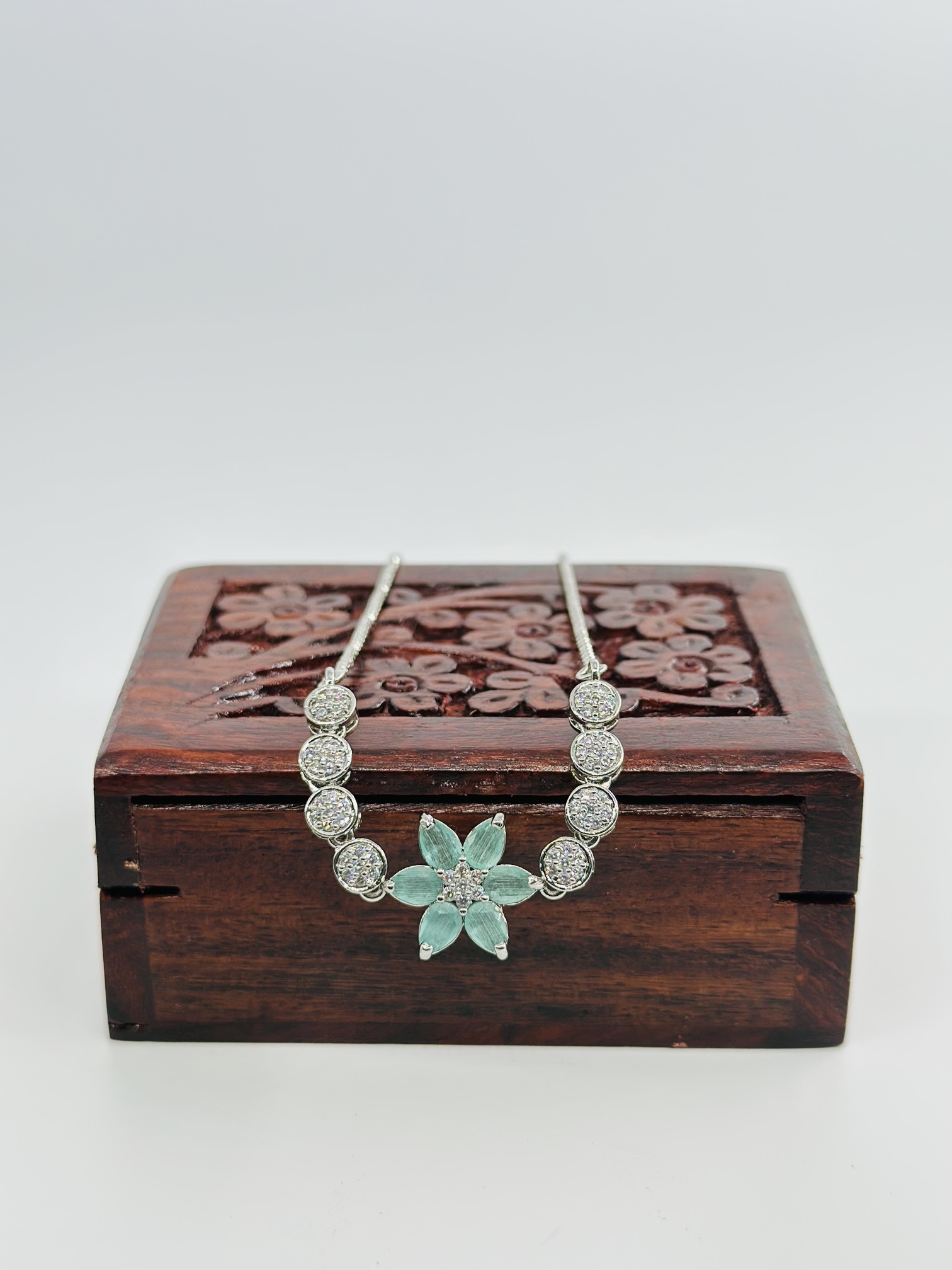 Green Stone Flower Bolo Bracelet (Light)